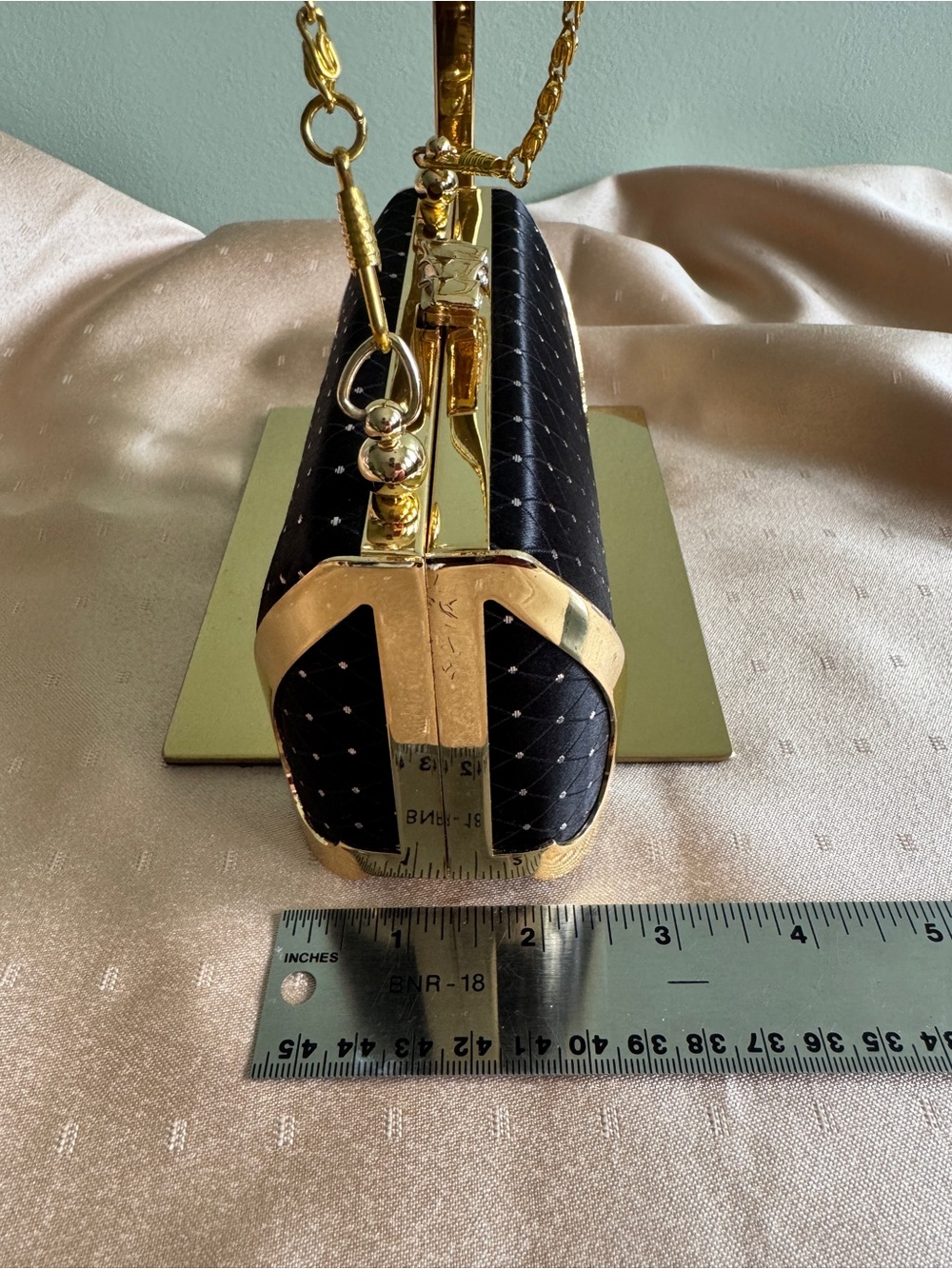 Elegant Black Evening Clutch Bag with Gold Chain - Picture 4 of 10